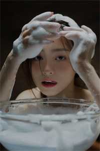 我难产诞下女儿后，老公抱着其他女人热吻申屠泽申屠小说